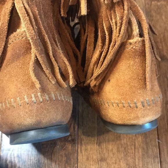 Minnetonka genuine suede fringe boots, size 8! - Picture 6 of 12
